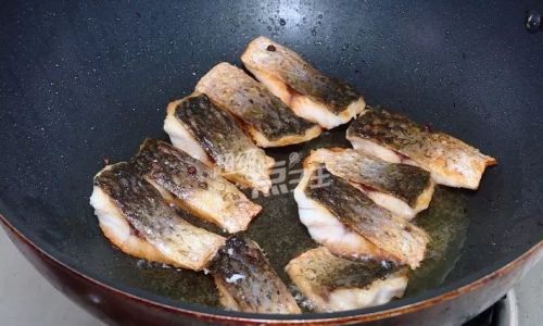The Art of Frying Glutinous Rice Cake Fish:A Culinary Journey