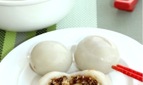 Sharing Culinary Tips for Making Deep-Fried Exploding Glutinous Rice Balls