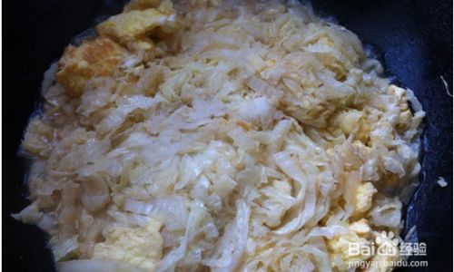 Mastering the Art of Stir-Frying Pork Lard Scraps with Eggs and Chinese Cabbage