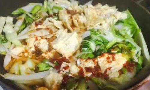 Mastering the Art of Stir-Frying Pork Lard Scraps with Eggs and Chinese Cabbage