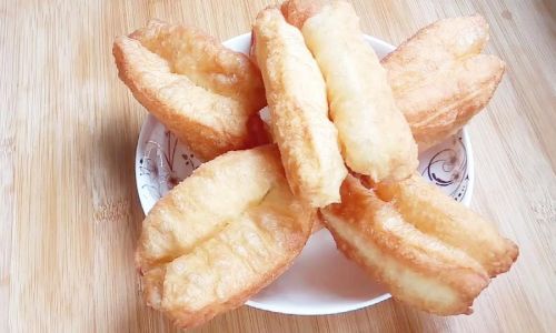 Sharing a Homemade Recipe for Crispy Fried Dough Sticks You Tiao)