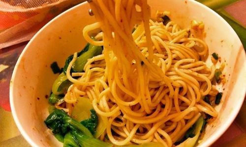 Oil-Splashed Noodles:A Culinary Delight Hailing from Chinas Northwestern Regions