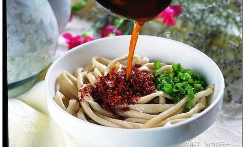 Oil-Splashed Noodles:A Culinary Delight Hailing from Chinas Northwestern Regions