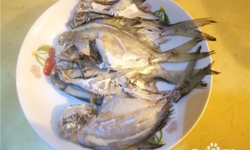 How to Make Oil-Splashed Pomfret:A Culinary Delight