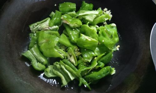 Mastering the Art of Making Delicious Braised Green Peppers in Oil