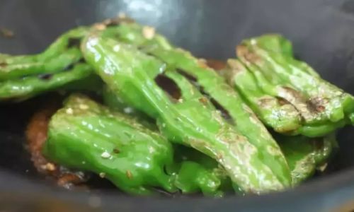 Mastering the Art of Making Delicious Braised Green Peppers in Oil