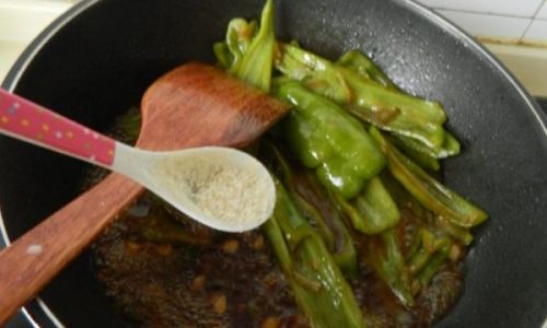 Mastering the Art of Making Delicious Braised Green Peppers in Oil