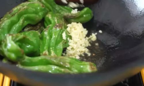 Mastering the Art of Making Delicious Braised Green Peppers in Oil