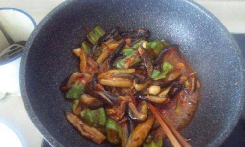 Stir-Frying Eggplant in a Wok:A Culinary Delight Unveiled