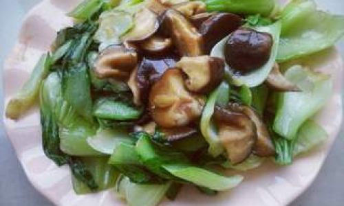 Crafting a Delicious Dish:Perfecting the Art of Cooking Rapeseed Greens and Shiitake Mushrooms