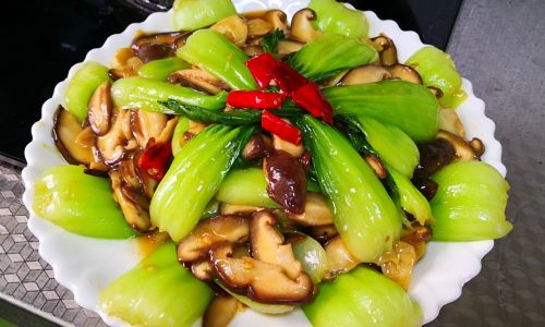 Mastering the Art of Stir-Frying Rapeseed Greens and Shiitake Mushrooms
