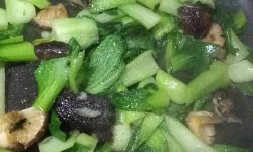 Mastering the Art of Stir-Frying Rapeseed Greens and Shiitake Mushrooms
