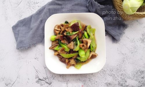Mastering the Art of Stir-Frying Rapeseed Greens and Shiitake Mushrooms