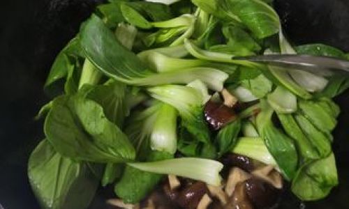 Mastering the Art of Stir-Frying Rapeseed Greens and Shiitake Mushrooms
