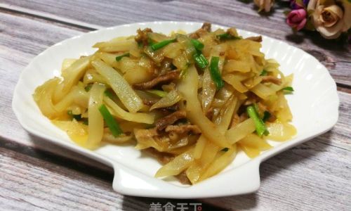 Mastering the Art of Stir-Frying Pork Slices with Crispy Cabbage:A Detailed Guide