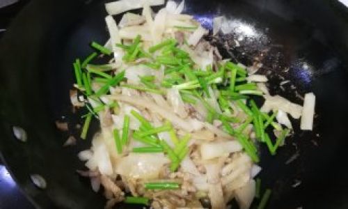 Mastering the Art of Stir-Frying Pork Slices with Crispy Cabbage:A Detailed Guide