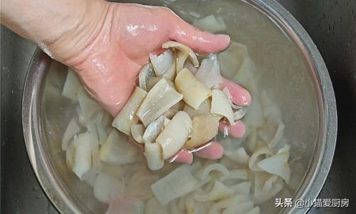 The Art of Making Pork Skin Jelly:A Traditional Culinary Delight