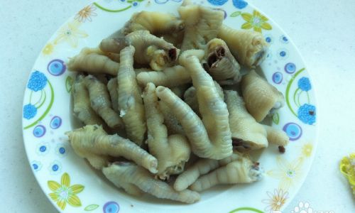 Crafting Delicious Chicken Feet with Pickled Chili Sauce:A Step-by-Step Guide