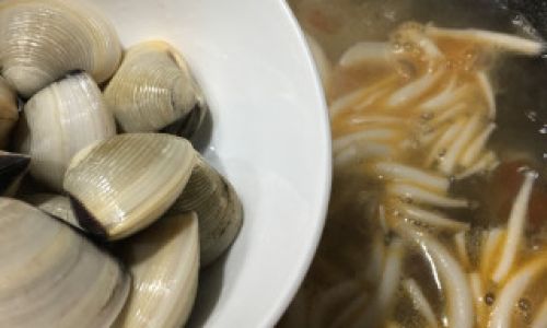 Enhancing the Flavor of Clam Soup:Ingredients to Complement Sand White Clams
