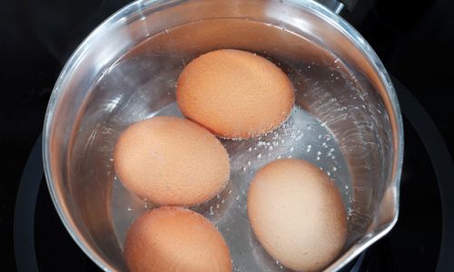 The Great Debate:Boiling Eggs in Cold Water vs.Hot Water