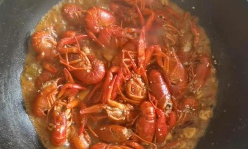 Mastering the Art of Handling Live Lobsters:A Comprehensive Guide to Humane Preparation and Cooking