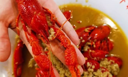 Mastering the Art of Handling Live Lobsters:A Comprehensive Guide to Humane Preparation and Cooking