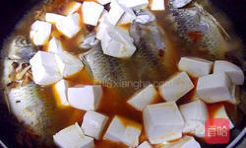 The Art of Crafting Dalis Iconic Sour and Spicy Crucian Carp:A Step-by-Step Culinary Journey