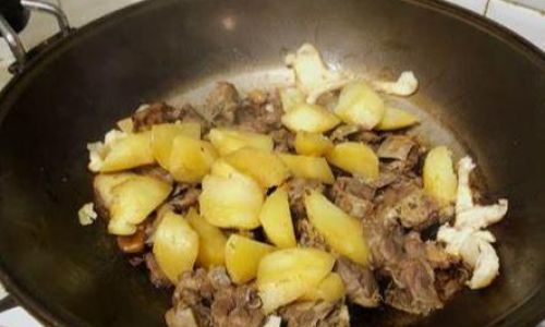 A Hearty Delight:Mastering the Art of Cooking Goose with Winter Melon