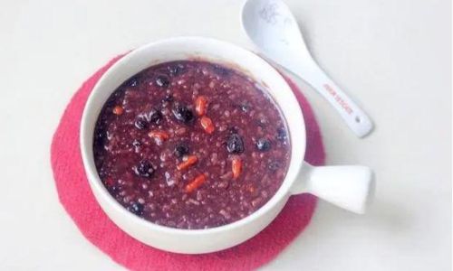 A Culinary Journey:Mastering the Art of Making Mulberry,Goji Berry,and Rice Porridge