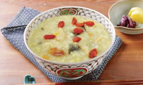 A Culinary Journey:Mastering the Art of Making Mulberry,Goji Berry,and Rice Porridge