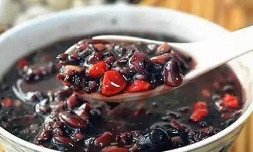 A Culinary Journey:Mastering the Art of Making Mulberry,Goji Berry,and Rice Porridge
