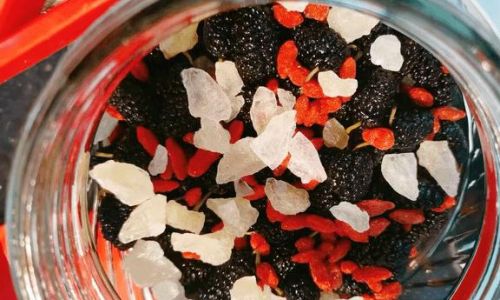 Crafting a Delightful Elixir:The Art of Infusing Mulberries and Goji Berries in Alcohol