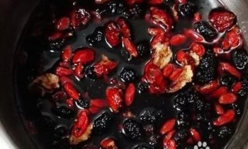 Crafting a Delightful Elixir:The Art of Infusing Mulberries and Goji Berries in Alcohol