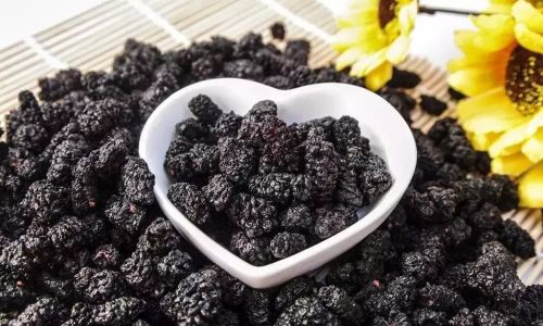 Crafting a Delightful Elixir:How to Make Mulberry and Leek Seed Infused Alcohol