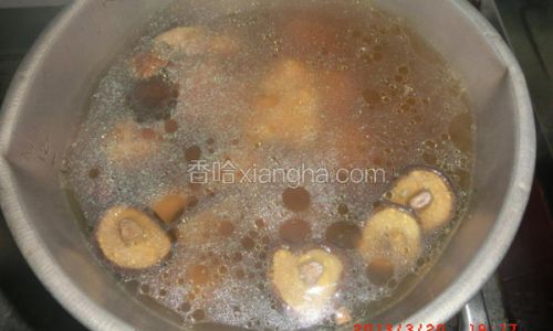 How to Make Chicken Soup Using an Electric Pot
