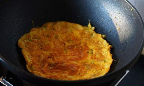 How to Make Delicious Egg Pancakes Using a Frying Pan