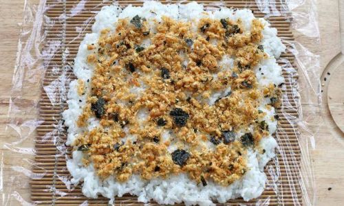 Mastering the Art of Rolling Sushi with Plastic Wrap