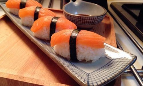 How to Make Salmon Sushi:A Step-by-Step Guide