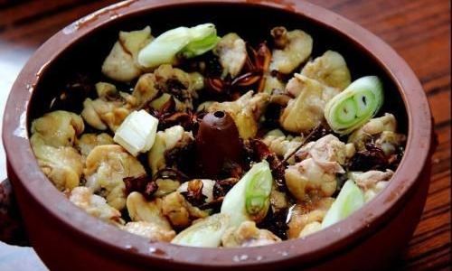 Discovering the Culinary Art of Making Sanqi Steam Pot Chicken
