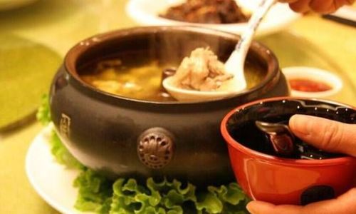 Discovering the Culinary Art of Making Sanqi Steam Pot Chicken