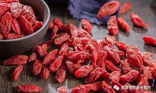 The Art of Infusing Sanqi and Goji Berries in Liquor:A Traditional Chinese Wellness Brew
