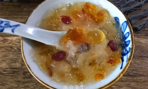 Mastering the Art of Making Tremella and Peach Gum Dessert Soup