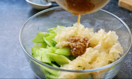 The Perfect Blanching Time for a Refreshing Tremella Mushroom Salad