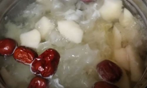 A Homestyle Recipe for Tremella Mushroom,Red Date,and Pear Soup