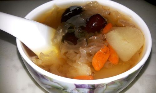 A Homestyle Recipe for Tremella Mushroom,Red Date,and Pear Soup