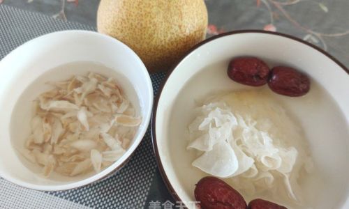 A Homestyle Recipe for Tremella Mushroom,Red Date,and Pear Soup