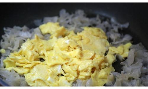 How to Make Chicken Slices Stir-Fried with Tremella Mushrooms