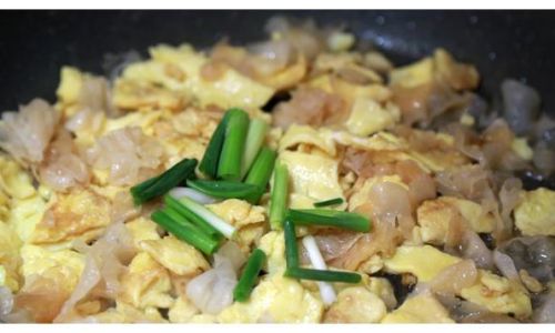 How to Make Chicken Slices Stir-Fried with Tremella Mushrooms