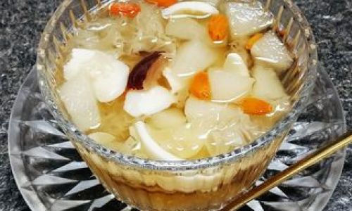 How to Make a Delicious Tremella Mushroom,Lily Bulb,and Pear Soup