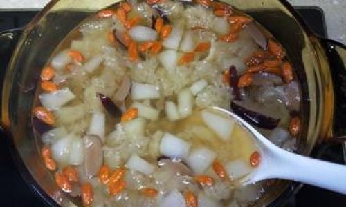 How to Make a Delicious Tremella Mushroom,Lily Bulb,and Pear Soup